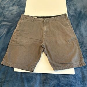 Volcom Mens Corpo Class Chino Shorts Gray Flat Front Pockets‎ Mid Length